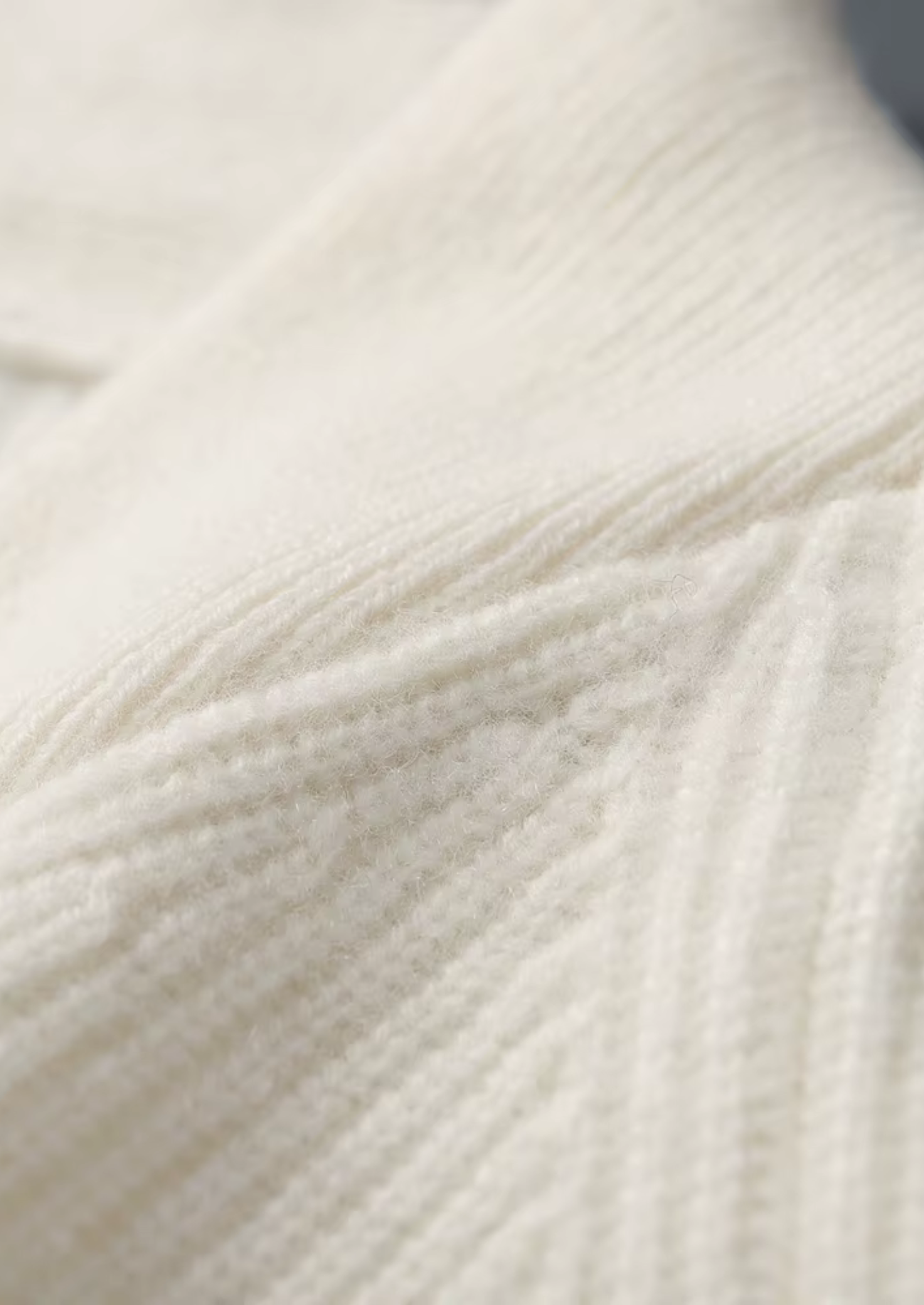 Premium Cashmere Ribbed V-Neck Sweater | Castielli